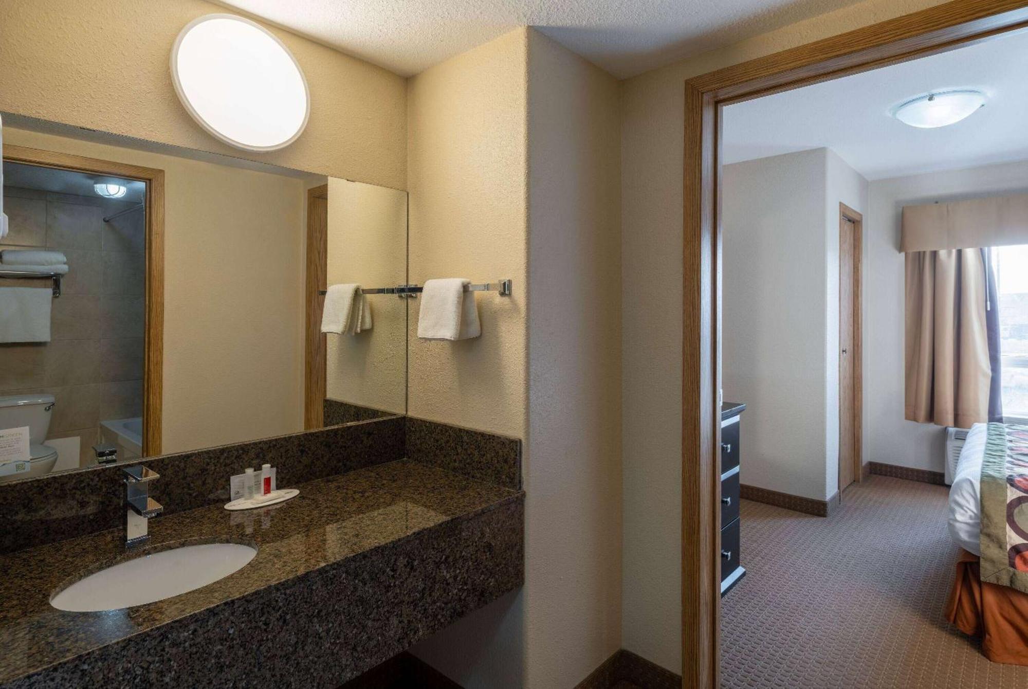 Hotel Super 8 By Wyndham Edmonton International Airport Leduc Exterior foto